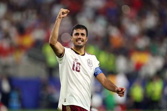 إبراهيموفيتش يشيد برودري: لاعب عالمي يحتاجه كل فريق
